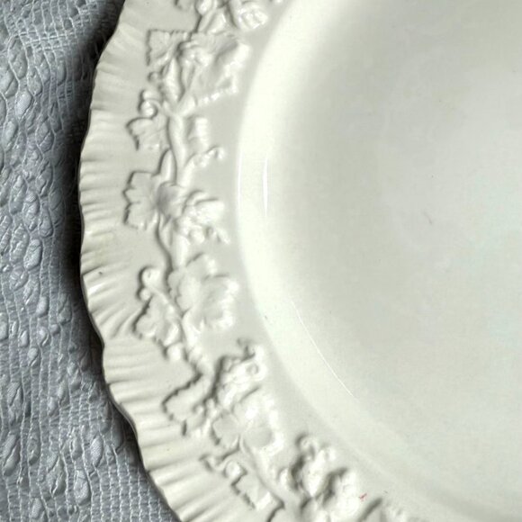 Wedgwood Shell Edge Dinner Plate – Set of 2, Embossed Vine & Leaf Border, Cream - Picture 3 of 4
